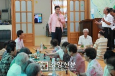 우근민 지사, 경로당 방문해 대화