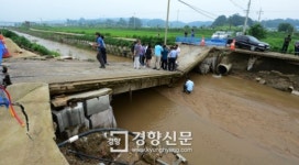 [경향포토]복대3리교 폭우로 붕괴