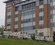 한국 참치업체 나빠요! 미국 그린피스가 피켓 시위 나서