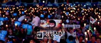 [경향포토]시청 앞 등장한 ˝진격의 촛불˝ 팻말