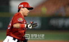 [경향포토]다이내믹한 이범호의 러닝