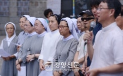 [경향포토]기자회견하는 신부와 수녀들