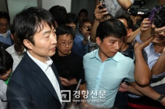 [경향포토]압수수색 시작되자 의원실 나서는 이석기 의원
