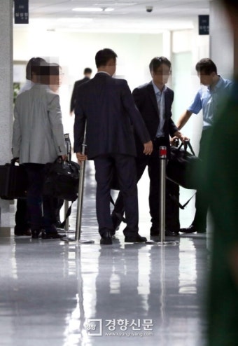 [경향포토]압수수색 마치고 의원실 나오는 국정원 직원들