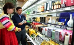 [경향포토]농협하나로클럽 전통주 판매대 오픈