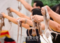 [경향포토]맨손으로 건져올린 낙지
