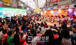 [경향포토]농악 공연 열리는 부천 강남시장 마을축제
