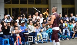 [경향포토]세종문화회관 예인마당,정오의 예술무대