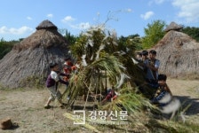 [경향포토]신석기 시대 체험하는 어린이들