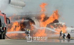 [경향포토]인천공항 소방대원 항공기 화재 진압 시범