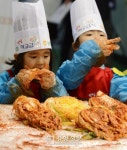 [경향포토]내가 담군 김치 맛봐요