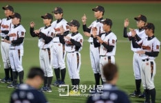 [경향포토]수화로 애국가 부르는 성심학교 야구부원