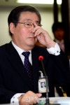 [경향포토]안경 고쳐쓰는 감사원장 내정자 황찬현 서울지방법원장