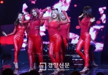 [경향포토]AOA 할로윈 데이 캣우먼으로 변신
