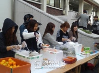 식당가격 올린 신세계푸드에 대항한 숙명여대 반값밥차…오늘 메뉴는?