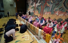 [경향포토]90세 이상 노인 모셔 놓고 효 큰 잔치 연 서울 중구