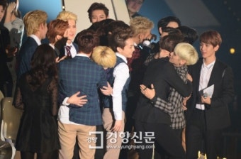 [경향포토]‘2013멜론뮤직어워드’  샤이니 ‘올해의 아티스트- 축하해요 샤이니