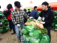[경향포토]한강공원 김장채소 직거래장터