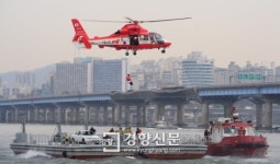 [경향포토]내려앉은 교각에 의사 투입