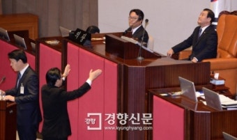 [경향포토]직권상정 항의하자 하늘만 쳐다보는 국회의장