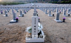 [경향포토]사병 묘역에 우뚝 선 장군의 묘비