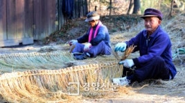 [경향포토]어르신들의 용마름 제작