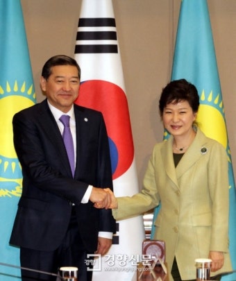 [경향포토]카자흐 총리와 악수하는 박대통령