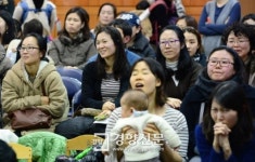 [경향포토]유치원 신입생 추첨 지켜보는 어머니들