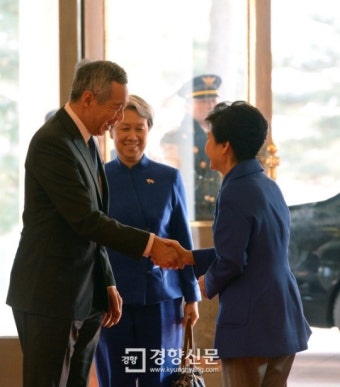 [경향포토]싱가포르 총리 만나는 박대통령