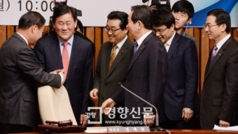 [경향포토]국정원개혁특위 청문회장에 총출동한 여야 원내대표단