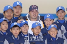 [경향포토]한신 오승환, 오늘만은 돌부처 아닙니다.