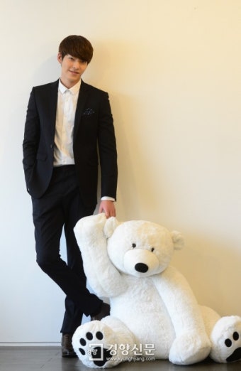 [경향포토]김우빈 ‘영도의 매력을 넘어서는 웃음 ’