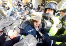 [경향포토]연행되는 노조원