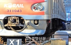 [경향포토]차량기지 열차 정비