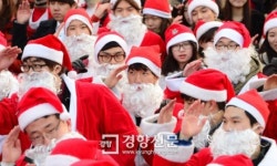 [경향포토]나름 귀여운 율동의 산타