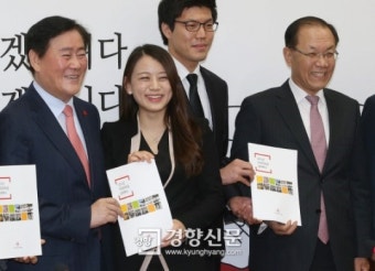 [경향포토]전국대학생 실태백서 전달받는 황우여-최경환