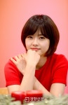 [경향포토]카메라 응시하는 고아라