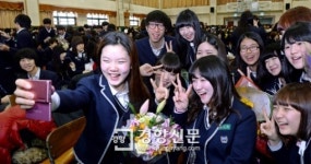 [경향포토]친구들아 졸업식 사진 멋지게 한컷