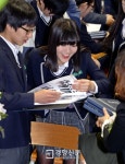[경향포토]졸업앨범 보며 즐거운 장위중 졸업생들