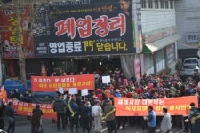 “변종 SSM ‘식자재마트’ 들어서면 다 죽어”  대구 칠성시장 상인들, 입점 저지에 안간힘