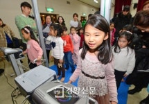[경향포토]건강검진도 즐거운 미취학 아동들