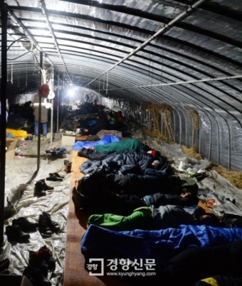 [경향포토]밀양 희망버스 참가자 비닐집 잠