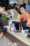 [포토뉴스]한복 입고 민원인 맞이