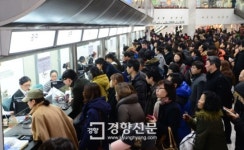 [경향포토]버스터미널 매표소에 모인 승객들