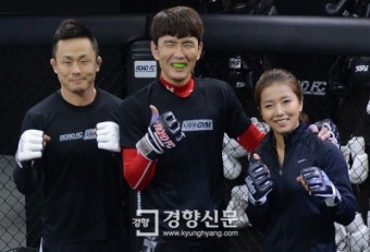 [경향포토]재미난 스파링 끝낸 윤형빈