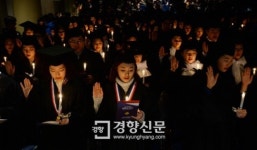 [경향포토]적십자 간호대학 졸업생의 나이팅게일 선서