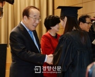 [경향포토]적십자 간호대학 학위수여식 참석한 박용성 중앙대 이사장