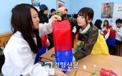[경향포토]청사초롱 만들기 체험