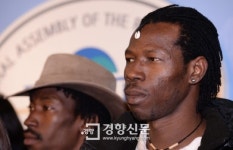 [경향포토]국회에서 기자회견하는 아프리카예술박물관 이주노동자들