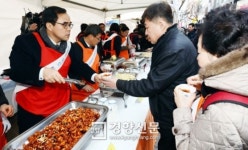 [경향포토]닭 요리 시식하세요